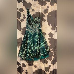 Size 8 taken in to a 6 Hannah a prom